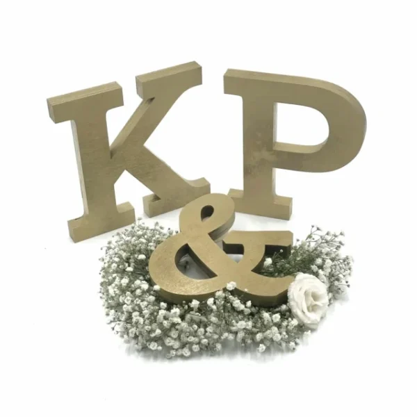 Złote drewniane inicjały Pary Młodej na stół prezydialny z literką ampersand Wyrabianki SKU 135.