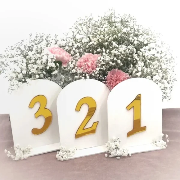 Biały numer na stół weselny glamour ze złotym lustrzanym numerem 3D Wyrabianki SKU 321.